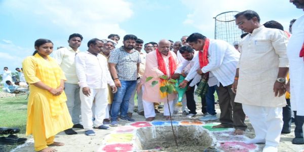 अयोध्या में हरित क्रांति के तहत 300 पौधरोपण कर दी गई संरक्षण की जिम्मेदारी