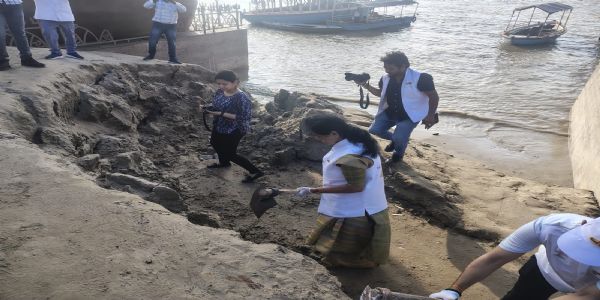 वाराणसी: केंद्रीय मंत्री शोभा करंदलाजे ने नमो घाट पर स्वच्छता अभियान में चलाया फावड़ा