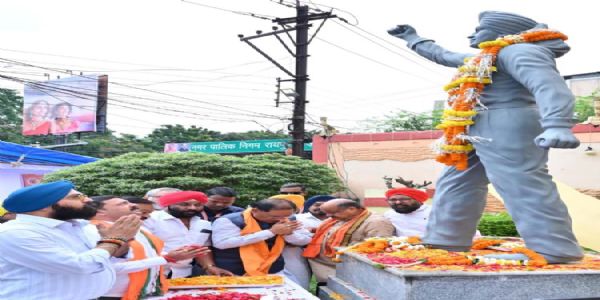 मुख्यमंत्री विष्णुदेव साय ने अमर शहीद भगत सिंह की प्रतिमा पर माल्यार्पण कर किया नमन