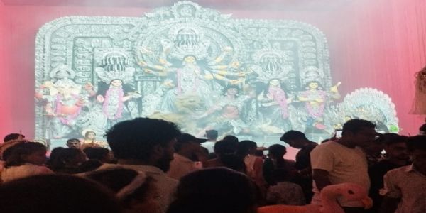 पांडु आज़ाद हिंद क्लब दुर्गा पूजा : नारी शक्ति के रूप में मां के रूप का अनावरण