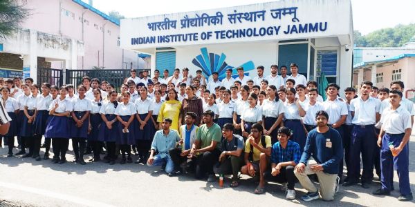 बीएसएफ स्कूल के विद्यार्थियों का आईआईटी जम्मू का प्रेरणादायक दौरा