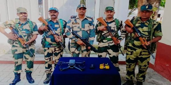 पंजाब बीएसएफ ने भारत-पाकिस्तान सीमा पर पकड़े दो ड्रोन व हेरोइन