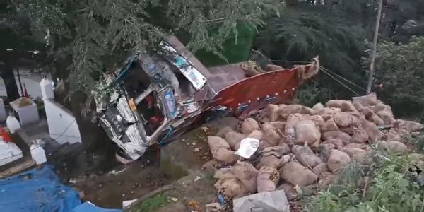 शिमला में सेब से लदा ट्रक दुर्घटनाग्रस्त, दो घायल