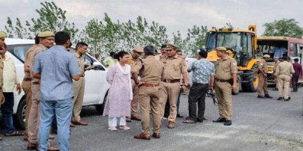 उत्तर प्रदेश के लखीमपुर खीरी में रोडवेज बस और कार की हुई टक्कर, पांच की मौत