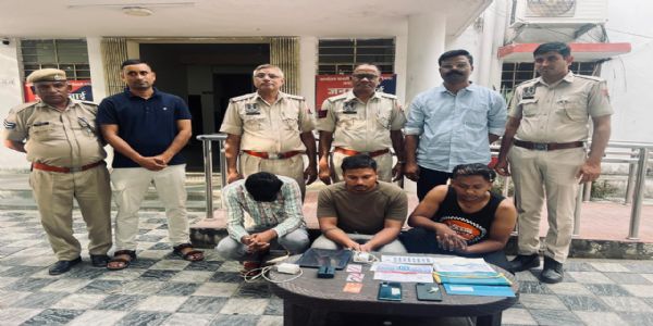 पैसों का लालच देकर बैंक खाते खरीदने वाले गिरफ्तार