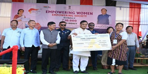 मुख्यमंत्री ने किया महिला सबलीकरण अभियान के तहत चेक वितरण