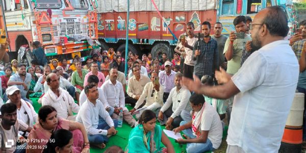 मारपीट के विरोध में ग्रामीणों ने दूसरे दिन भी थाना के समक्ष दिया धरना