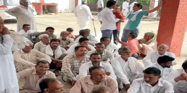 फतेहाबाद : सरपंच पर हमले के आरोप में पूर्व सरपंच की गिरफ्तारी न होने से भडक़े ग्रामीणों ने थाने को घेरा