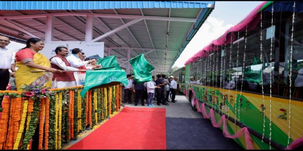 मुख्यमंत्री ने यमुनापार के नए रूटों पर तीन सौ नई देवी बसों को हरी झंडी दिखाई