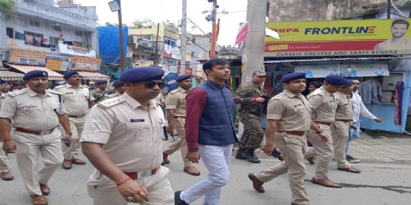 दुर्गापूजा को लेकर जिला प्रशासन ने किया फ्लैग मार्च