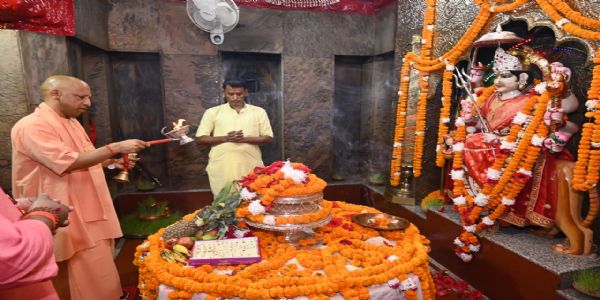 शक्तिपीठ देवीपाटन में सीएम योगी ने किया मां पाटेश्वरी जी का पूजन