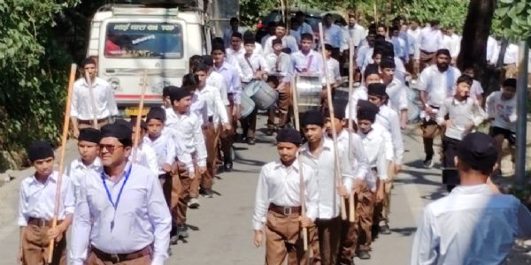 आरएसएस के स्वयंसेवकों ने संघ शताब्दी वर्ष पर किया पथ संचलन