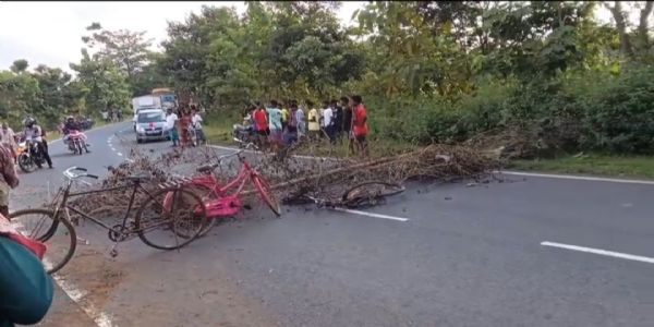 सड़क दुर्घटना में पिता की मौत, पुत्र घायल