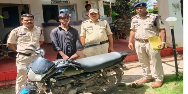 चोरी के पैसों से खरीदा गया एप्पल मोबाइल व माेटरसाइकिल के साथ चोरी का आरोपित गिरफ्तार