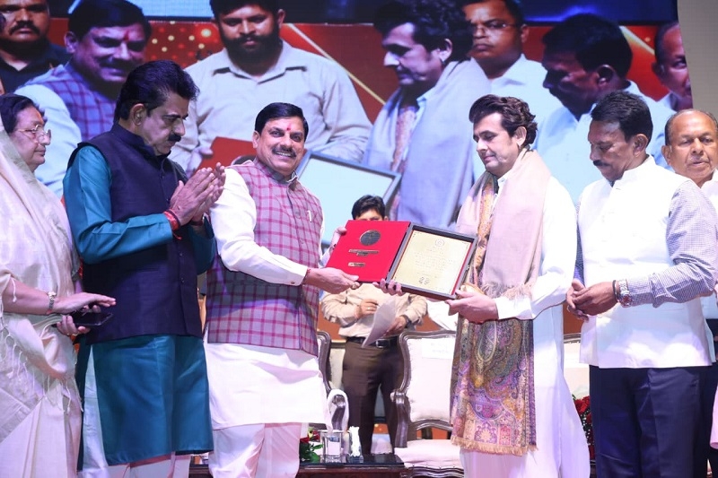 प्रसिद्ध पार्श्व गायक सोनू निगम राष्ट्रीय लता मंगेशकर सम्मान से अलंकृत