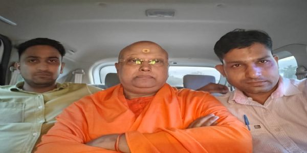 पुलिस द्वारा पकड़े गए आरोपित बाबा की फोटो