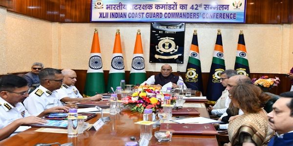 आईसीजी कमांडरों के सम्मेलन को संबोधित करते रक्षा मंत्री राजनाथ सिंह