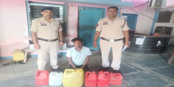 40 लीटर अवैध महुआ शराब के साथ एक आरोपि‍त गिरफ्तार