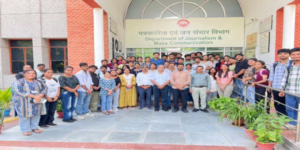 पत्रकारिता में एक प्रभावशाली तस्वीर केवल दृश्य नहीं, बल्कि एक सम्पूर्ण कथा होती है : डॉ. धनंजय चोपड़ा