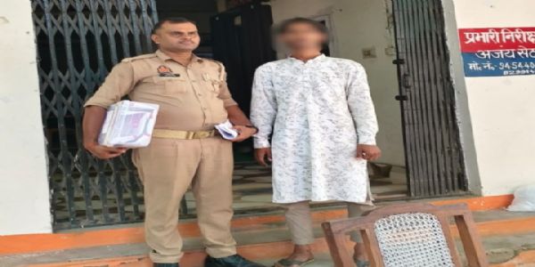 पुलिस ने युवक को विवादित पोस्टर के साथ दबोचा, भेजा जेल