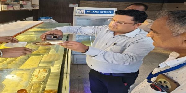 मिठाई और किराना दुकानों का औचक निरीक्षण कर लगाया गया जुर्माना