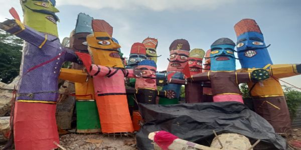विजयादशमी गुरुवार को: शहर की सड़कों पर नजर आने लगे रावण व कुंभकरण के पुतले