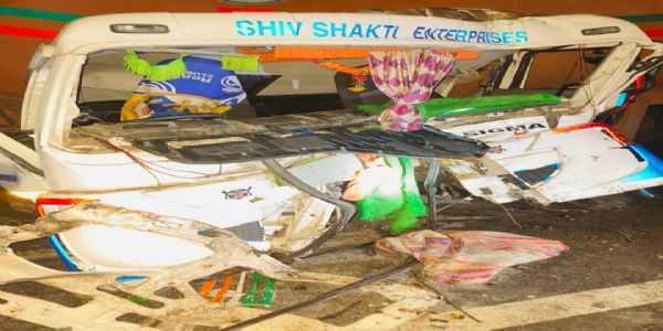 कटिहार में भीषण सड़क हादसा, दो ट्रकों की आमने-सामने टक्कर में चालक घायल