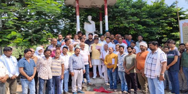 किराना व्यापारियों का प्रदर्शन, खाद्य सुरक्षा विभाग से निःशुल्क प्रयोगशाला खोलने की मांग