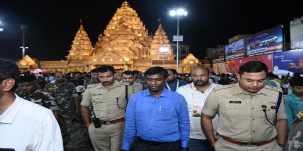 उपायुक्त और एसएसपी ने दुर्गा पूजा पंडालों का बाइक से किया निरीक्षण
