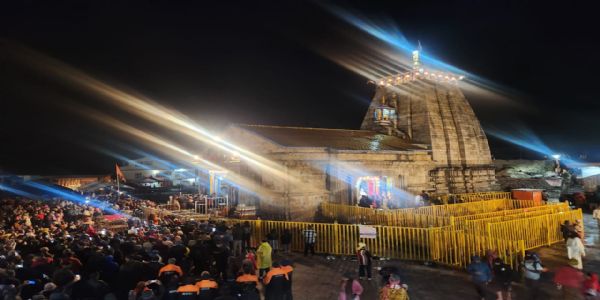 बदरीनाथ और केदारनाथ धाम में देर शाम हुई बारिश, माैसम हुआ सर्द