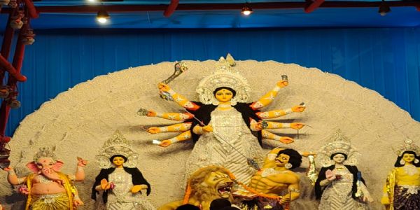 महासप्तमी पर नगर के पंडालों में उमड़ी श्रद्धालुओं की भीड़, सादगी से संपन्न हो रही मां दुर्गा की पूजा