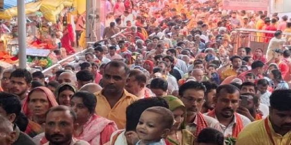 सप्तमी की रात कोलकाता में उमड़ा जनसैलाब, पंडालों में घंटों लगी रहीं कतारें