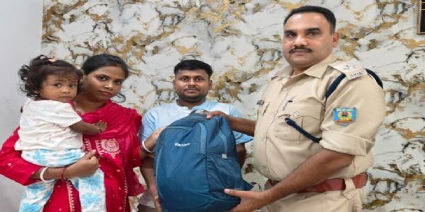 ईमानदारी की मिसाल बने बर्मामाइंस थाना प्रभारी दिलीप यादव, लौटाया 15 लाख के जेवरात और हीरे का बैग
