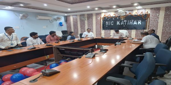 जिलाधिकारी ने एनबीएफसी कंपनियों के साथ की समीक्षात्मक बैठक