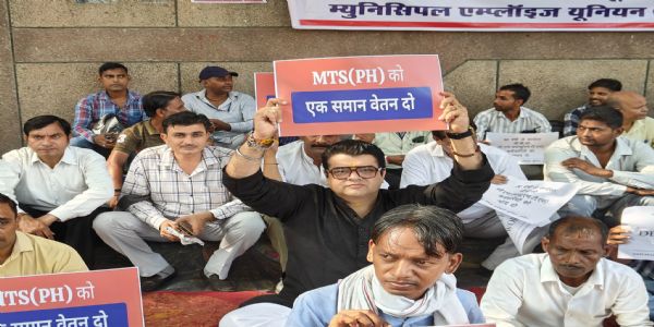 मांगाें काे लेकर एमसीडी मुख्यालय के बाहर हड़ताल पर बैठ सीएफडब्ल्यू कर्मचारी