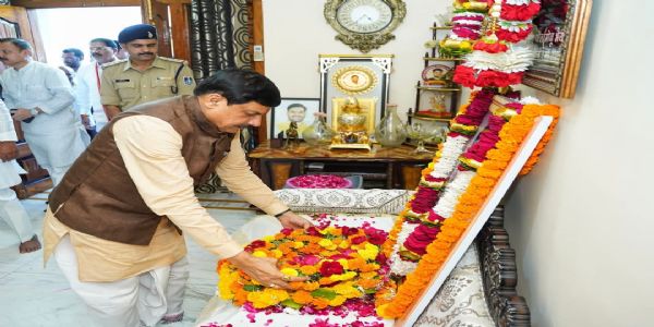 नरसिंहपुर : मुख्यमंत्री डॉ. यादव ने गोटेगांव पहुंचकर मंत्री प्रहलाद सिंह पटेल की माताजी के निधन पर दी श्रद्धांजलि