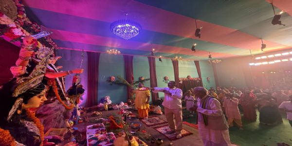 छप्पन सेट दुर्गा पूजा पंडाल में हुई संध्या आरती