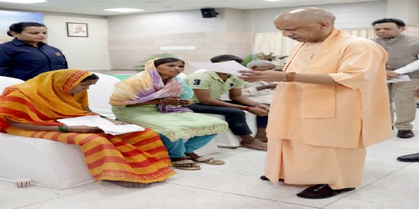 शारदीय नवरात्रि में प्रदेशवासियों की समस्या से रूबरू हुए मुख्यमंत्री याेगी