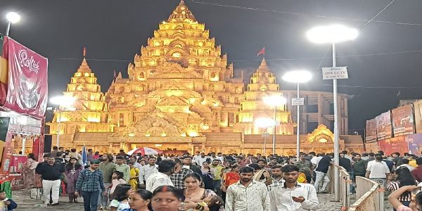 दुर्गा पूजा पंडालों में उमड़ा आस्था का सैलाब, थीम पंडालों ने खींचा श्रद्धालुओं का मन