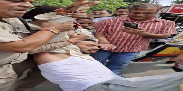 पेपर लीक प्रकरण में भूख हड़ताल पर बैठे युवक को जबरन उठाया, पुलिस के साथ नोकझोंक
