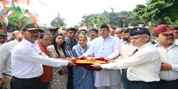 सैनिक कल्याण मंत्री ने शहीद लेफ्टिनेंट प्रतीक के आंगन की मिट्टी को किया प्रणाम