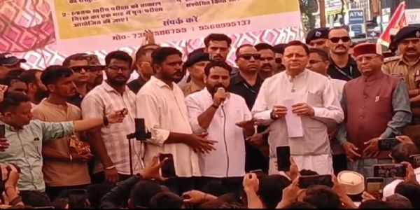 मुख्यमंत्री पुष्कर सिंह धामी परेड ग्राउंड स्थित छात्रों के धरना में।
