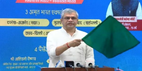 रेल मंत्री अश्विनी वैष्णव सोमवार को ट्रेनों को हरी झंडी दिखाते हुए