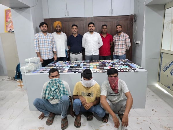 मोबाइल तस्करी में पकड़े गए आरोपितों की फोटो