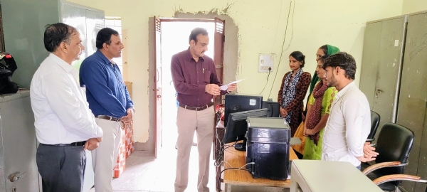 जिला शिक्षा अधिकारी कार्यालय का निरीक्षण करते उपायुक्त कैप्टन मनोज कुमार।