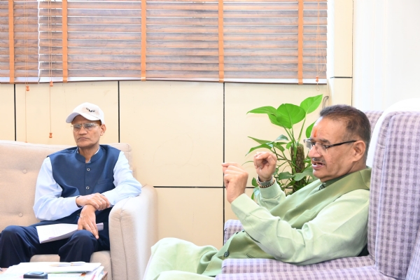 अधिकारियों के साथ चर्चा करते गणेश जोशी।