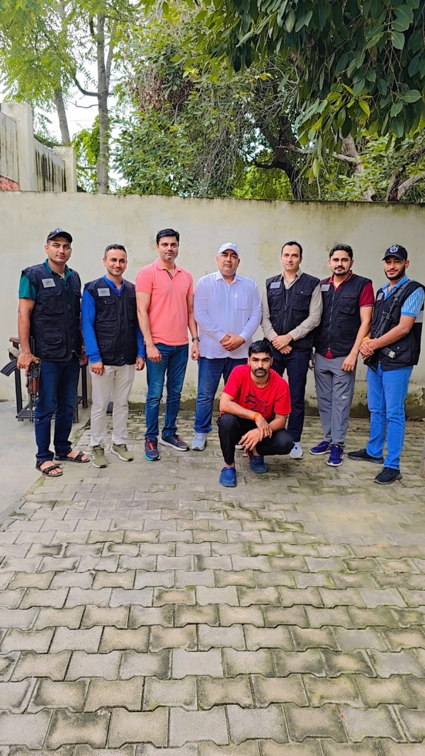 पुलिस गिरफ्त में आरोपित।