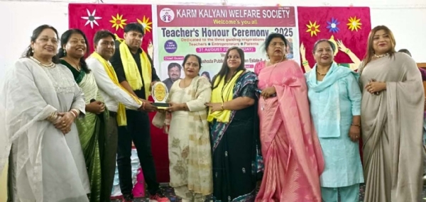 कर्म कल्याणी वेलफेयर सोसायटी के सदस्य शिक्षक को सम्मानित करते हुए।