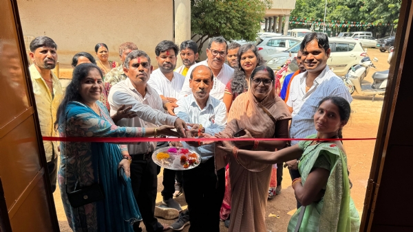 सक्षम कैंटीन का फीता काटकर शुभारंभ करते हुए अतिथि।