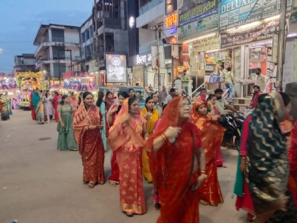 शोभायात्रा में शामिल समाज की महिलाएं।